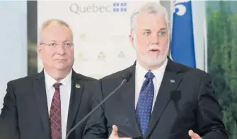  ??  ?? Le ministre Luc Blanchette et le premier ministre Philippe Couillard étaient à Montréal le 15 mai pour appuyer le Collectif pour une forêt durable.