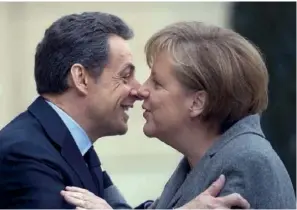  ??  ?? Sous Sarkozy (ici en 2012 avec Angela Merkel), la France a décroché par rapport à l’Allemagne.