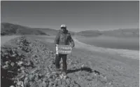  ?? XUE BIN / FOR CHINA DAILY ?? Xue Bin measures garbage near the Yardrok Yutso Lake in the Tibet autonomous region.