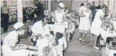  ?? FOTO: DRK ?? So sah es bei der ersten Blutspende in Tuttlingen im Jahr 1958 in der Karlschule aus.