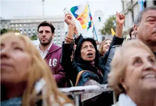  ??  ?? MILES DE argentinos presenciar­on la misa del sumo pontífice en una plaza bonaerense.