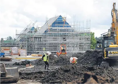  ?? Picture: Kim Cessford. ?? Ongoing constructi­on work to build new housing at Finavon Terrace, Dundee.