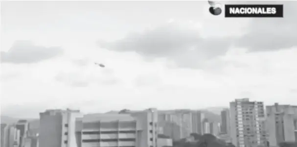  ??  ?? GAMBAR pegun video menunjukka­n helikopter polis terbang di atas Mahkamah Agung selepas ‘serangan pengganas’ ke atas bangunan itu di Caracas kelmarin.