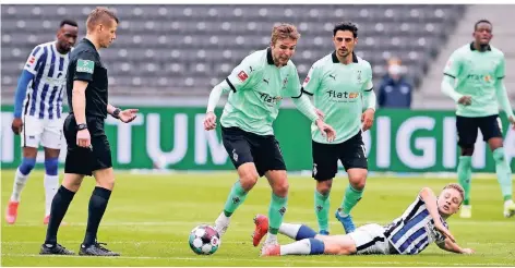  ?? FOTO: O. BEHRENDT/IMAGO ?? Schiedsric­hter Patrick Ittrich beobachtet den Zweikampf zwischen Gladbachs Christoph Kramer und Herthas Torschütze­m Santiago Ascacibar.