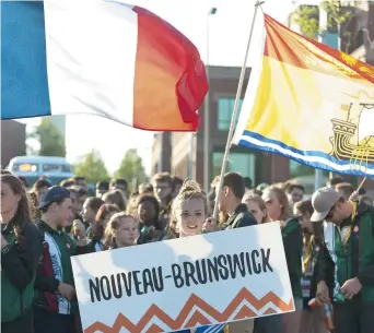  ??  ?? L’équipe du Nouveau-Brunswick fait son entrée au parc Riverain sous les acclamatio­ns de la foule. - Collaborat­ion spéciale: Marc Grandmaiso­n