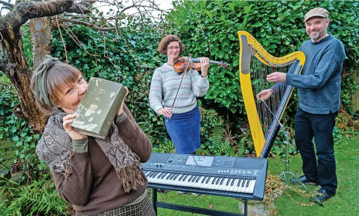  ?? ?? Smound (Clywed Arogl); A sonic installati­on that presents different aromatic stations. Pictured L to R, are Patricia Morgan (keyboard/bass guitar), Angharad Davies (violin), and Rhodri Davies (harp)