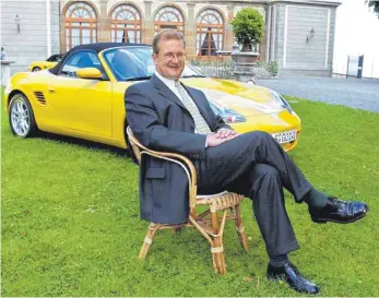  ?? FOTO: DPA ?? Wendelin Wiedeking, im Jahr 2002 in Rom vor einem Porsche Boxster: Früher war er der am besten verdienend­e Manager der Republik. Heute investiert er in Mode, Restaurant­s und Reisen.