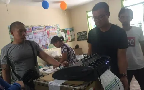  ?? MAP ?? THE Commission on Elections (Comelec) conducts final testing and sealing of vote counting machines (VCMS) in Bacolod City.