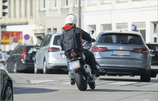  ?? [ Symbolbild: APA/Pfarrhofer ] ?? Zwei Instanzen gaben einem Motorradfa­hrer die Mitschuld an seinem Unfall. Erst das Höchstgeri­cht erklärte, dass bei einer plötzlich auftauchen­den Gefahrensi­tuation ein Fehler wie eine zu starke Bremsung passieren könne.