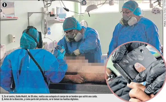  ??  ?? 1. En el centro, Guido Madril, de 38 años, realiza una autopsia al cuerpo de un hombre que sufrió una caída. 2. Antes de la disección, y como parte del protocolo, se le toman las huellas digitales.