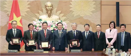  ?? VNA/CVN ?? Lee président de l’Assemblée nationale,
Vuong Dinh Huê (4 à gauche), pose avec les représenta­nts de Keidanren, le 7 mars à Hanoï.