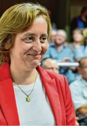  ??  ?? Im Zeughaus wurde die AfD Politikeri­n Beatrix von Storch mit Applaus empfangen, davor protestier­ten rund 80 Demonstran­ten friedlich gegen die Partei.