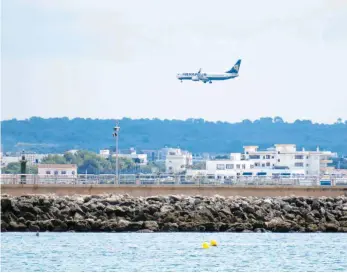  ?? FOTO: ANDREA WARNECKE/DPA ?? Bald sollen Urlaubsfli­eger in viele Länder wieder starten können.