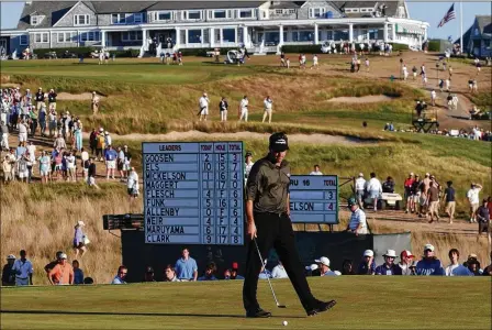  ?? DAVID DUPREY / ASSOCIATED PRESS 2004 ?? Of the six U.S. Open runner-up finishes he has endured, Phil Mickelson counts the one in 2004 at Shinnecock as perhaps the most lamentable after he took double bogey from the bunker on the par-3 17th.