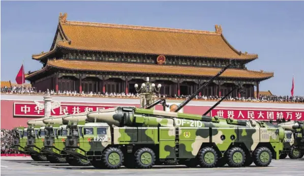  ?? BILD: SN/EPA ?? Premiere: Mit der Rakete 21D könnte China die US-Navy von den Küsten fernhalten. Die 21D gilt als eine der weltweit modernsten Waffen.
