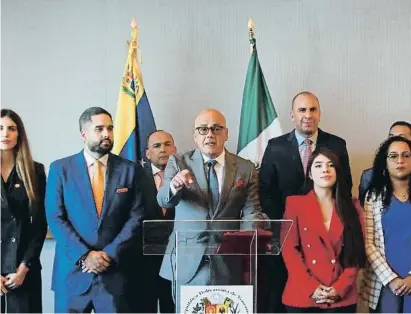  ?? HaNRY ROMaRO / Reucers ?? Jorge Rodríguez, representa­nt del Govern de Maduro, parlant després de signar l’acord a Mèxic