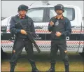  ??  ?? MARCHANDO. Dávalos (arriba), un comisario exonerado de la Bonaerense, es el jefe de la fuerza que vigila Urkupiña.