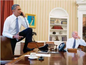  ??  ?? Laissez-passer. Barack Obama au téléphone avec John Boehner, le président de la Chambre des représenta­nts, le 31 août 2013. A dr., le vice-président, Joe Biden. Obama a pris sa décision – intervenir –, mais il veut l’aval des deux instances du Congrès...