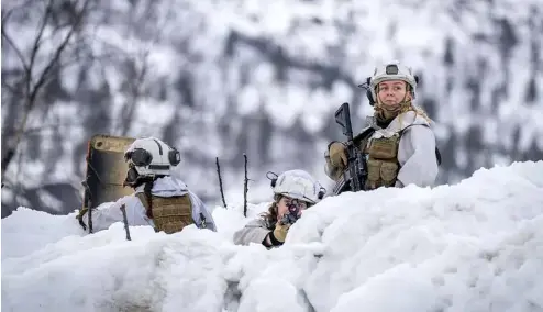  ?? ?? Des soldats norvégiens participen­t aux exercices militaires de la Réponse nordique de l'OTAN à l'extérieur d'Alta, en Norvège.