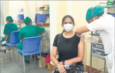  ?? ANSHUMAN POYREKAR/HT PHOTO ?? A medical staff administer­s vaccine to a beneficiar­y at BYL Nair Hospital, Mumbai Central, on Thursday.