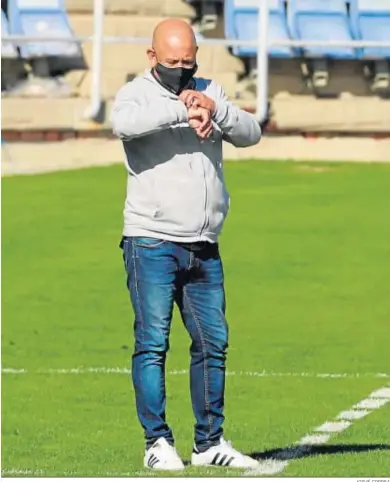  ?? JOSUÉ CORREA ?? Claudio Barragán mira el reloj en el encuentro contra el Marino en el Nuevo Colombino.