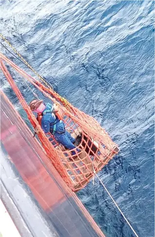  ??  ?? Bisan pa man delikado ang trabaho, nagpadayon gihapon pagpamintu­ra sa kilid sa barko ang marinero.