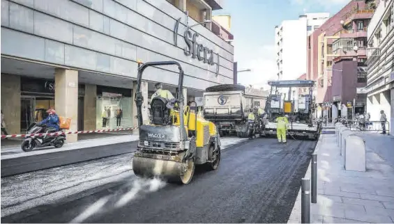  ?? SANTI GARCÍA ?? Operarios ayer en la avenida Juan Carlos I realizando los trabajos de asfaltado de la calle, que pasará a ser plataforma única.