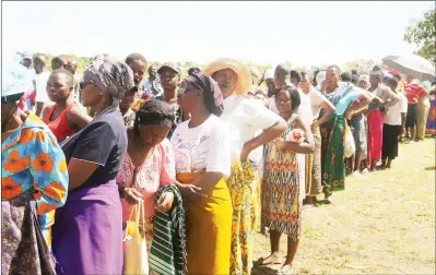  ?? — (Picture by Tariro Kamangira) ?? ZANU - PF supporters queue to cast their votes at Tungamiri area Ward 5 in Epworth, Harare, yesterday.