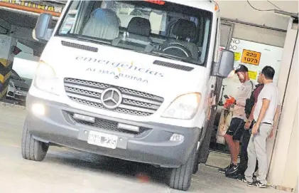  ?? EFE ?? Maldito ojo. Pablo Pérez sube a la ambulancia en el Sanatorio Otamendi. Utilizó palabras muy duras.