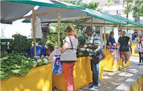  ??  ?? A feira Vem Pra Roça é realizada três vezes por semana em Teresópoli­s