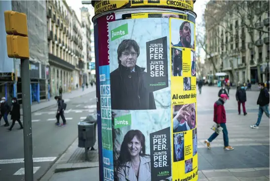  ?? AP ?? Carteles electorale­s en Barcelona de los candidatos de JxCat y ERC