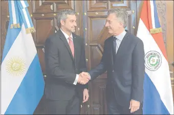  ??  ?? Mario Abdo Benítez saluda a Mauricio Macri, ayer en la Casa Rosada en Buenos Aires (EFE).