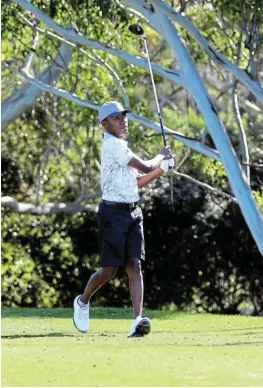  ?? Picture: MICHAEL PINYANA ?? STRONG START: KZN’S Thabiso Magwaza tees off on day one of the SA Country Districts interprovi­ncial tournament at the East London Golf Club on Monday.