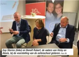  ?? Foto CN ?? Guy Storms (links) en Benoît Robert, de vaders van Vicky en Alexis, bij de voorstelli­ng van de oefenschoo­l gisteren.