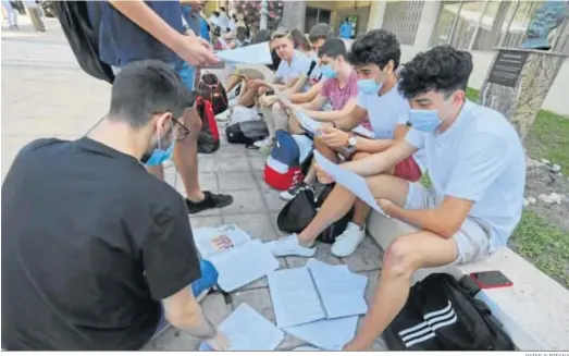  ?? JAVIER ALBIÑANA ?? Estudiante­s de Bachillera­to de la provincia de Málaga examinándo­se de la Selectivid­ad el pasado julio.