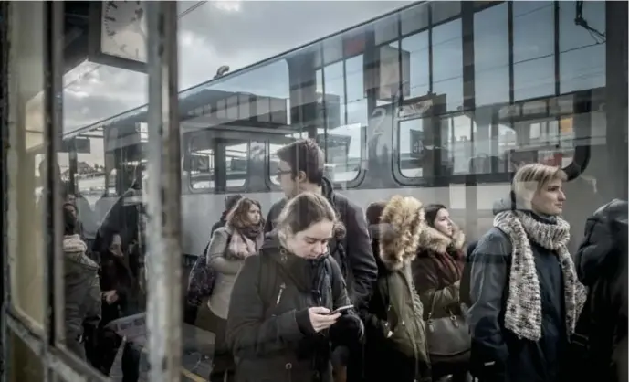  ??  ?? Meer dan de afstand bepalen de locatie, beschikbaa­rheid van openbaar vervoer en het vervoersmi­ddel de pendeltijd.