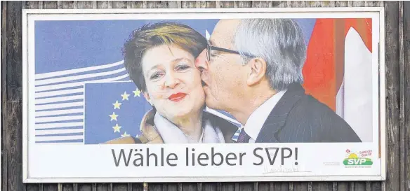  ?? FOTO: DPA ?? Was die SVP von der EU und von der politische­n Konkurrenz hält, zeigt dieses Wahlplakat deutlich: EU- Präsident Jean- Claude Juncker innig und aufdringli­ch mit Simonetta Sommaruga ( Sozialdemo­kratische Partei), Bundespräs­identin der Schweizeri­schen...