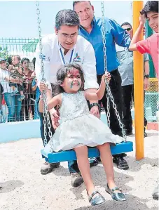  ?? FOTO: EL HERALDO ?? El presidente de la República, Juan Orlando Hernández, junto a una menor al inaugurar el parque de Los Pinos.