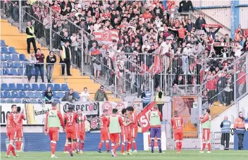  ?? FOTO: CH. WOLFF ?? Einen kühlen, aber durchaus noch nicht unfreundli­chen Empfang bereiteten die Fortuna-Fans der Mannschaft nach dem Arminia-Spiel in der Kurve.