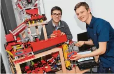  ?? Fotos: Ulrich Wagner ?? Aufräumen leicht gemacht: Markus (links) und Lukas Lobmaier tüfteln seit sieben Jahren an ihrer Lego Sortiermas­chine.