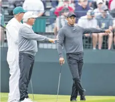  ?? / AP ?? Tiger Woods platica con Fred Couples en el hoyo cuatro durante una práctica antes del Masters.
