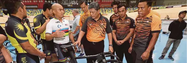  ??  ?? Azizulhasn­i antara yang mendapat pasukan sokongan ISN.