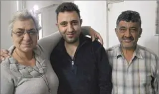  ??  ?? La familia Abboud: Maha Sanna, Ghassan (derecha), y su hijo Josef (centro)