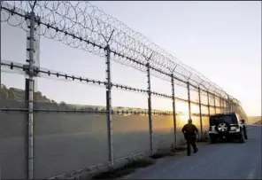  ?? AP/LENNY IGNELZI ?? A new Border Patrol plan
makes no mention of expanding fences and other physical barriers.