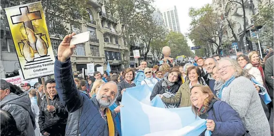  ?? JUAN MANUEL FOGLIA ?? Selfie. Hubo gran cantidad de banderas argentinas. También, los pañuelos celestes, símbolo de los grupos “pro-vida”.