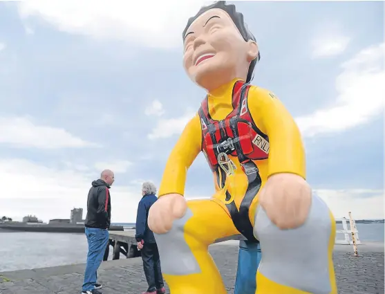  ?? Pictures: Kim Cessford. ?? The Oor Lifesaver statue at Broughty Ferry pier will be brought indoors by the local RNLI.
