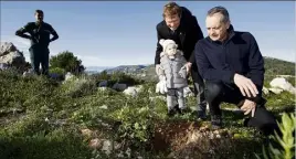  ??  ?? Sous l’oeil du maire Georges Marsan, Fanny et son grand-père, Jacques Pastor, ont symbolique­ment planté un arbre sur les contrefort­s de la Tête de chien, respectant une tradition lancée en mairie depuis . (Photo Jean-François Ottonello)