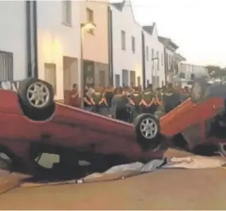  ?? // IDEAL ?? Coches volcados duranter los incidentes del 18 de julio