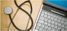  ?? Foto: Patrick Pleul, dpa ?? Stethoskop und Laptop, praktische Behandlung und elektronis­che Auswertung – im deutschen Gesundheit­swesen meilenweit voneinande­r entfernt.