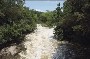  ?? H John Voorhees III / Hearst Connecticu­t Media ?? The Housatonic River flows just north of Bulls Bridge in the South Kent section of Kent on Thursday.